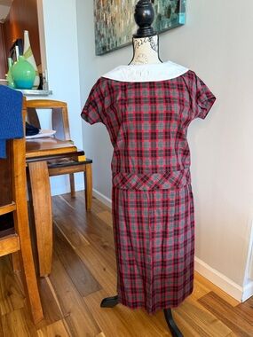 Vintage Red Plaid Women’s Skirt Set with White Collar